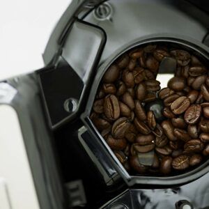kaffemaskine med kværn og mælkeskummer